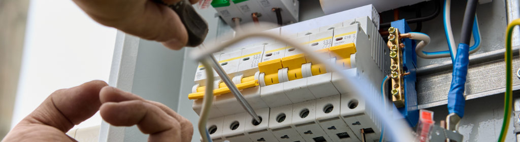 Tableau électrique aux normes installé par un électricien à Nantes